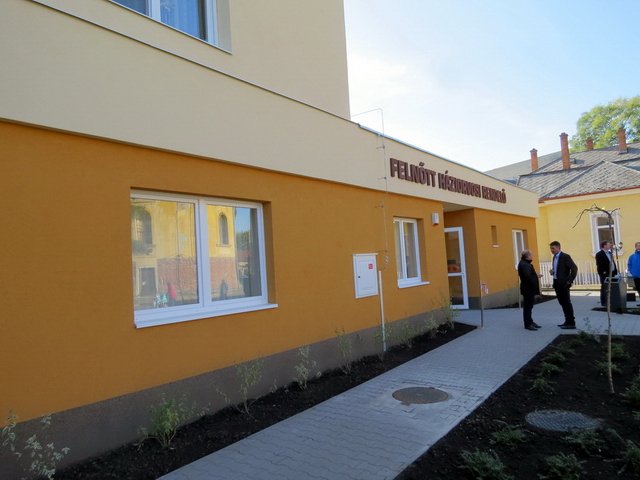 Átadták a felújított felnőtt háziorvosi rendelőt 56